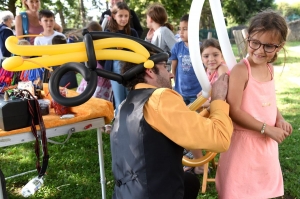 Monistrol-sur-Loire : Le Piéro Léla sculpte des ballons, chante et joue de l&#039;accordéon