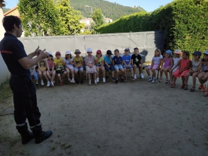 Bas-en-Basset : les maternelles de grande section de l&#039;école Louise-Michel chez les pompiers