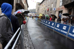 Saint-Julien-Chapteuil : ambiance mouillée à l&#039;arrivée du Tour de l&#039;Avenir