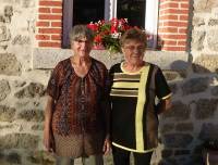 Jeanine et Monique battent le rappel pour le banquet des 70 ans..