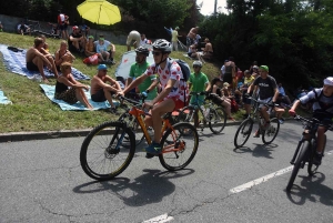 Tour de France : au coeur de l&#039;ambiance dans le « Mur » d&#039;Aurec-sur-Loire