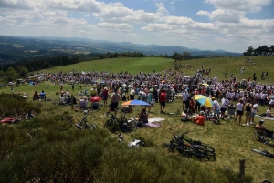 Tour de France : au coeur de l&#039;ambiance dans le « Mur » d&#039;Aurec-sur-Loire