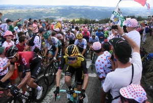 Tour de France : au coeur de l&#039;ambiance dans le « Mur » d&#039;Aurec-sur-Loire