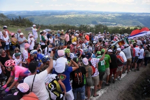 Tour de France : au coeur de l&#039;ambiance dans le « Mur » d&#039;Aurec-sur-Loire