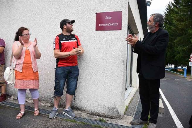 Jonathan Goutte, le président actuel, et Dominique Freyssenet, maire, ont dévoilé la plaque.|Gilles, le frère de Vincent Durieu, a participé à la cérémonie.|||||