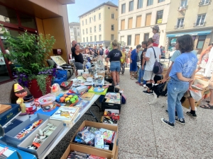 Yssingeaux : 200 exposants et de bonnes affaires en centre-ville