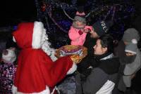 Bessamorel : les enfants viennent décorer le sapin de Noël du village