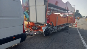 Monistrol-sur-Loire : une voiture accroche la remorque d&#039;un manège sur la RD12