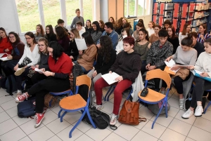 Monistrol-sur-Loire : des terminales du Château rencontrent un journaliste syrien réfugié