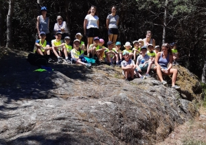 Les enfants juchés sur le polissoir néolithique du Chier Marty avant le pique-nique en commun.