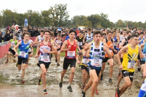 Nils Volle (cadet) dans le bourbier et au milieu du peloton, attestant de la densité énorme de coureur en cross.