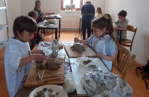 Des potiers en herbe à Saint-Julien-Molhesabate