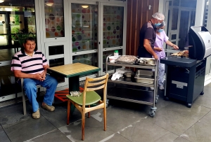 Des grillades à la maison de retraite de Beauzac