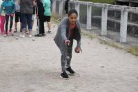 Les écoliers participent à un concours de pétanque en triplettes