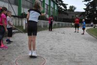 Les écoliers participent à un concours de pétanque en triplettes