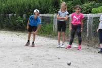 Les écoliers participent à un concours de pétanque en triplettes