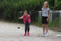 Les écoliers participent à un concours de pétanque en triplettes