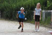 Les écoliers participent à un concours de pétanque en triplettes