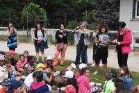 Les écoliers participent à un concours de pétanque en triplettes