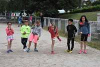 Les écoliers participent à un concours de pétanque en triplettes