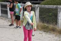 Les écoliers participent à un concours de pétanque en triplettes