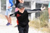 Les écoliers participent à un concours de pétanque en triplettes