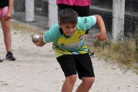 Les écoliers participent à un concours de pétanque en triplettes