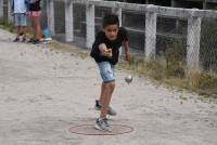 Les écoliers participent à un concours de pétanque en triplettes