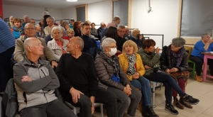 Saint-Julien-Molhesabate : une salle comble pour l&#039;après-midi théâtre