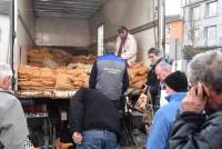 On fait la queue au cul du camion.  Photo Lucien Soyere