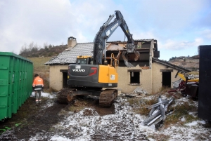 Yssingeaux : la maison « abandonnée » en cours de démolition au bord de la RN88