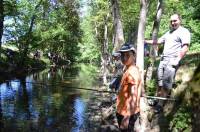 Enzo a sorti plusieurs truites de la rivière.