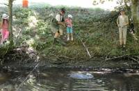 La plupart des enfants ont sorti des poissons de l&#039;eau.