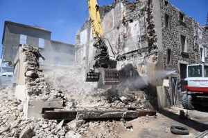 Montfaucon-en-Velay : une semaine pour démolir les trois maisons au carrefour (vidéo)