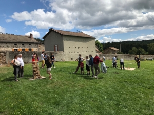 Saint-Julien-Molhesabate : 61 équipes sur les 11 jeux insolites