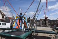 Jeux et manège pour enfants sont installés sur la place Boncompain.