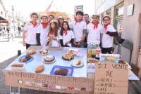 Les classards vendent des pâtisseries à l&#039;angle de l&#039;office de tourisme.