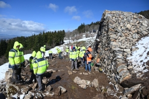 Queyrières : des lycéens d&#039;Yssingeaux réalisent la calade devant le suchaillou de &quot;Raffy&quot;