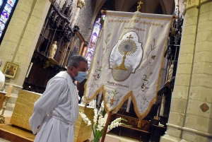 Sainte-Sigolène : les Pénitents sortent leur nouvelle bannière pour la procession du 15-Août