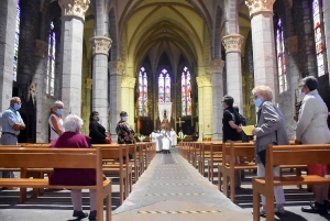 Sainte-Sigolène : les Pénitents sortent leur nouvelle bannière pour la procession du 15-Août