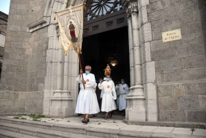 Sainte-Sigolène : les Pénitents sortent leur nouvelle bannière pour la procession du 15-Août