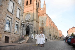 Sainte-Sigolène : les Pénitents sortent leur nouvelle bannière pour la procession du 15-Août