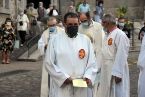 Sainte-Sigolène : les Pénitents sortent leur nouvelle bannière pour la procession du 15-Août