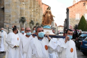 Sainte-Sigolène : les Pénitents sortent leur nouvelle bannière pour la procession du 15-Août