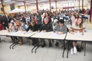 Yssingeaux : 150 enfants défilent sur scène pour le concours de déguisements