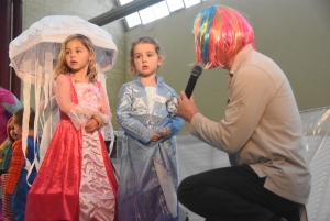 Yssingeaux : 150 enfants défilent sur scène pour le concours de déguisements