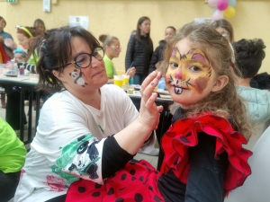 Yssingeaux : 150 enfants défilent sur scène pour le concours de déguisements