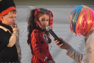 Yssingeaux : 150 enfants défilent sur scène pour le concours de déguisements