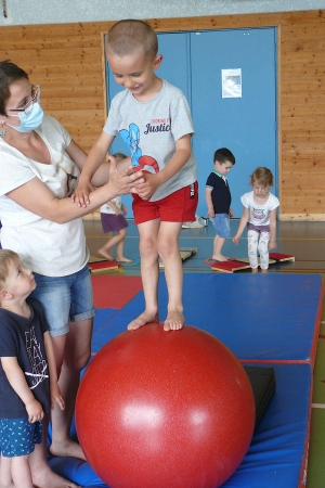 Une activité cirque pour les maternelles de Grazac