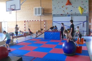 Une activité cirque pour les maternelles de Grazac